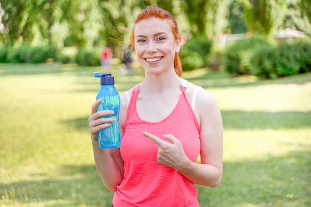 Sportler trinken Wasser zur Linderung und Erfrischung des dehydrierten Körpers - Foto, Bild
