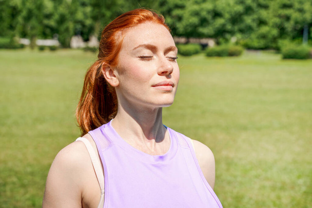 Μια χαλαρή νεαρή γυναίκα αναπνοή άσκηση εξωτερική - Φωτογραφία, εικόνα