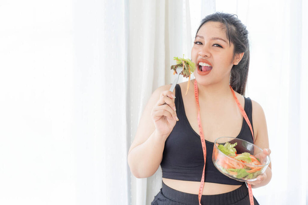 надмірна вага азіатських пухнастих жінок, товста дівчина, пухкі, їдять овочевий салат спосіб життя жінка дієта схуднення надмірна вага концепція проблеми
 - Фото, зображення