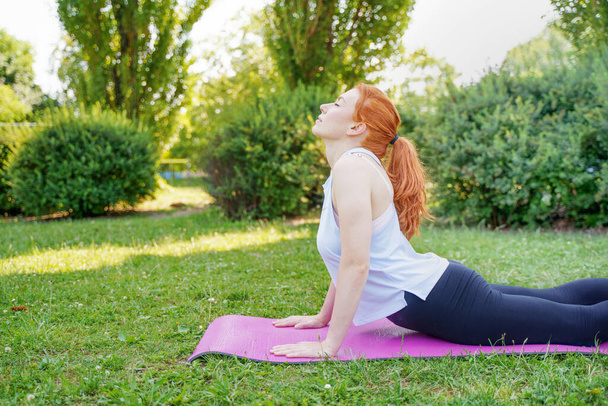 Žena se připravuje na intenzivní cvičení a jógu - Fotografie, Obrázek