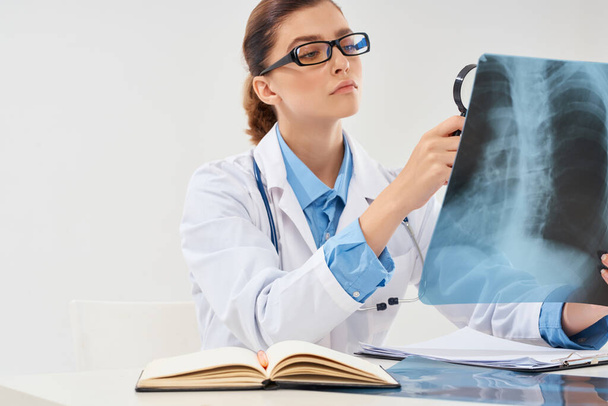 радіолог у клініці рентген діагностики здоров'я
 - Фото, зображення