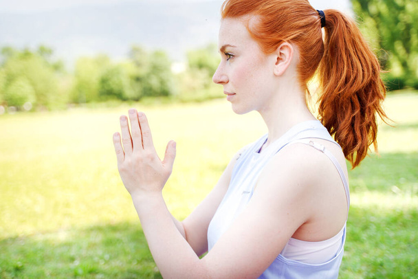 Frau praktiziert Yoga für Konzentration, Atem, Körperform - Foto, Bild