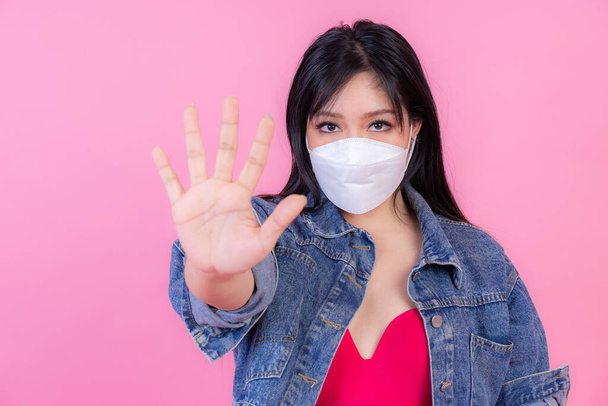 Yüz maskesi takan Asyalı kız Corona virüsü salgınını durdurmak için el hareketini durdur, Covid-19 'u koru.  - Fotoğraf, Görsel