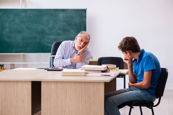 Alt männlich lehrer und schoolboy im die klassenzimmer - Foto, Bild