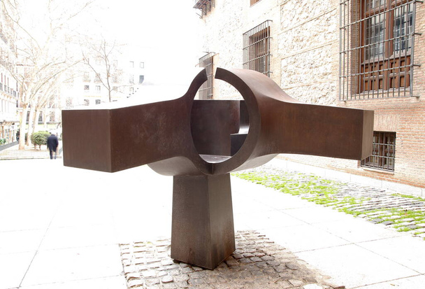 The loneliness of the museum, Chillida Sculpture, meeting place II, chronicle of the absence of people in the street because of the confinement by the covid-19 - Foto, Imagem