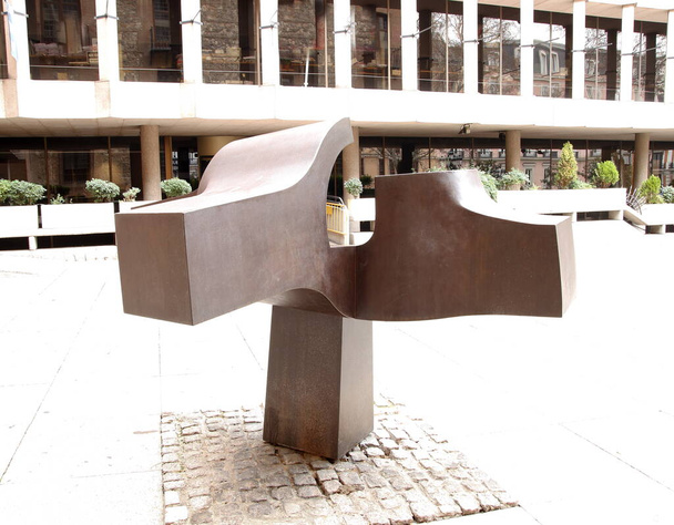 La solitude du musée, Chillida Sculpture, lieu de rencontre II, chronique de l'absence de personnes dans la rue à cause de l'enfermement par le covide-19 - Photo, image