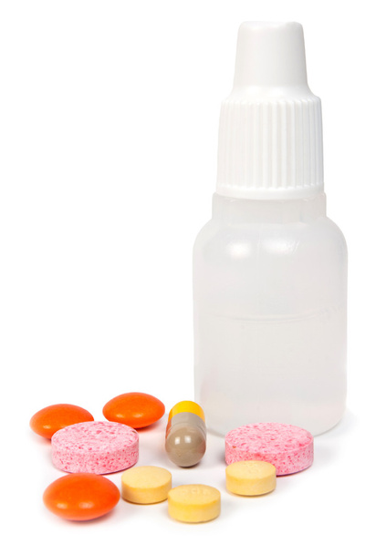üveg orr-spray és varicoloured tabletták vitaminok elszigetelt fehér background - Fotó, kép