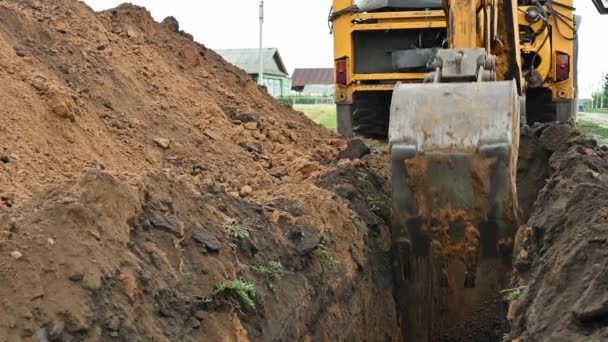 深い溝を掘る掘削機の閉鎖 - 映像、動画