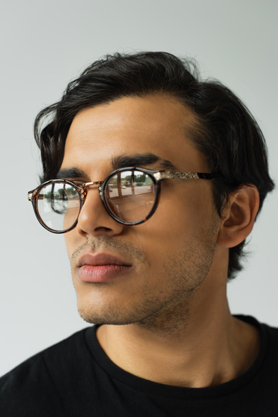 portrait of stylish man in eyeglasses isolated on grey - Foto, Imagem
