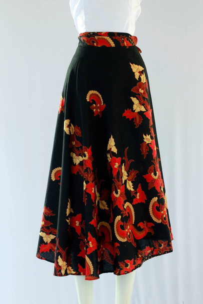 Казуальная женская юбка длиной с теленка с цветочным мотивом батик выглядит красиво. - Фото, изображение