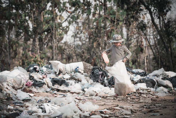 Niños pobres recogen basura para la venta debido a la pobreza, reciclaje de basura, trabajo infantil, concepto de pobreza, Día Mundial del Medio Ambiente, - Foto, imagen
