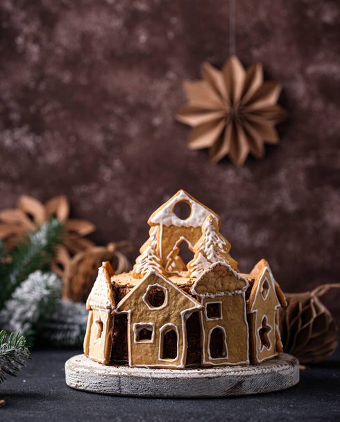 Weihnachtskuchen mit Lebkuchenhäusern - Foto, Bild