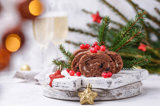 Χριστουγεννιάτικο κέικ ρολό σοκολάτας με κρέμα γάλακτος - Φωτογραφία, εικόνα