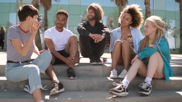 Cool młodych, różnorodnych przyjaciół chilling na ulicy - Materiał filmowy, wideo