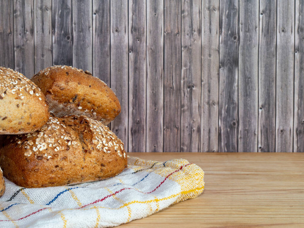 Ψητό ψωμάκι εμποτισμένο με σουσάμι και πλιγούρι βρώμης απομονωμένο σε λευκό φόντο.  - Φωτογραφία, εικόνα