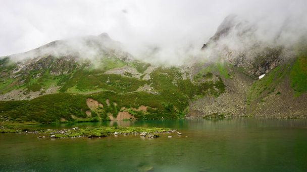 Lago alpino turquesa de Sofía, rodeado de rocas. Karachay-Cherkessia, Arkhyz. Rusia. Foto de alta calidad - Foto, Imagen