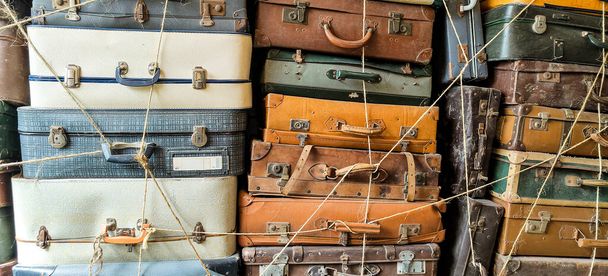 Bir sütuna istiflenmiş eski seyahat bavulları. Yüksek kalite fotoğraf - Fotoğraf, Görsel