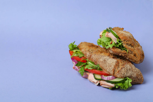 Ciabatta sandwiches op violette achtergrond, ruimte voor tekst - Foto, afbeelding