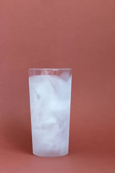 Vuoto vetro bagnato congelato con ghiaccio all'interno - Foto, immagini