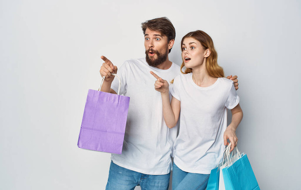 muž a žena s balíčky v ruce nákupy zábava životní styl sleva - Fotografie, Obrázek