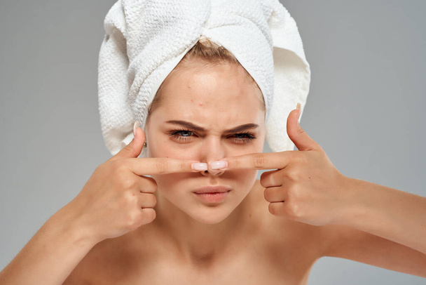 όμορφη γυναίκα με πετσέτα στο κεφάλι φροντίδα του δέρματος δερματολογία υγιεινή - Φωτογραφία, εικόνα