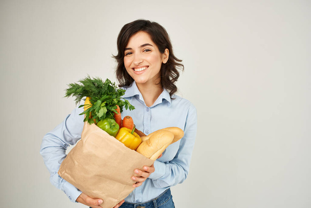 kobieta z papierową torbą zakupów w supermarkecie styl życia - Zdjęcie, obraz