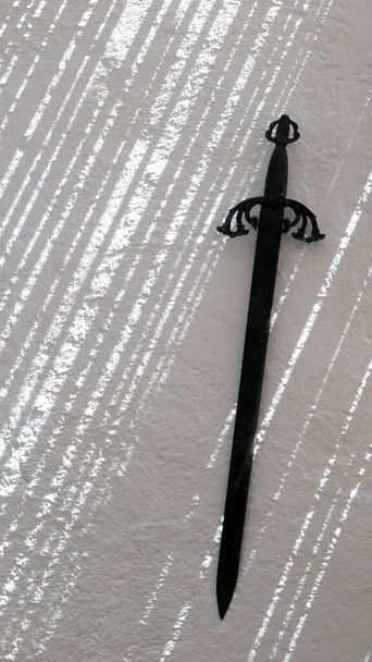 OrNate spanyol bajonett vagy kard lóg fehérre meszelt falon andalúz falu ház - Fotó, kép