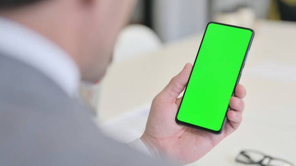 Empresario usando Smartphone con pantalla verde  - Foto, Imagen