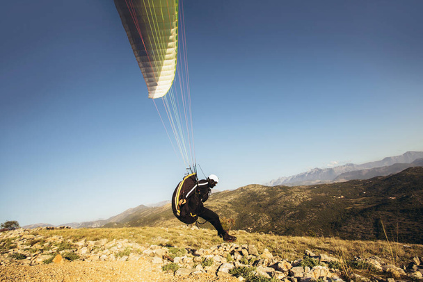 Paraglider paraşütle atlıyor. Yükselen uçuş anı. - Fotoğraf, Görsel