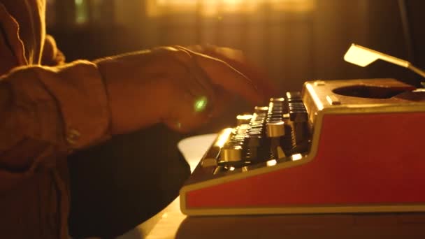Tipo de mano masculina texto en máquina de escribir mecánica vintage - Imágenes, Vídeo
