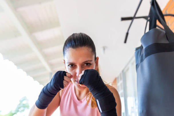 Mujer fuerte en combate Pose Mirando a la cámara - Foto, imagen