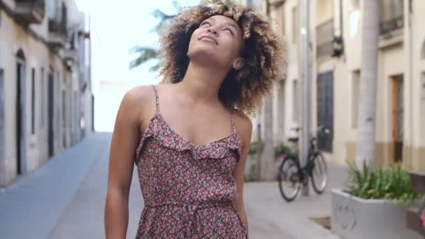 Jonge charmante vrouw in zomerjurk - Video