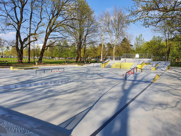Skateboard και BMX πάρκο είναι κλειστό για να κρατήσει τους ανθρώπους από τη συλλογή κατά τη διάρκεια covid-19 - Φωτογραφία, εικόνα