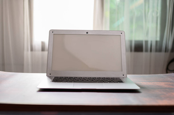 notebook számítógép az asztalnál - Fotó, kép