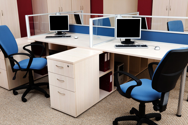 Комп'ютери за склом в сучасному офісі
 - Фото, зображення