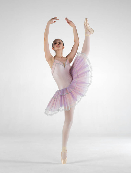 Bailarina clásica sobre fondo blanco - Foto, imagen