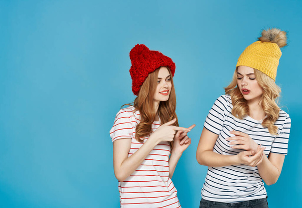 веселые женщины в шляпах развлечения изолированный фон - Фото, изображение