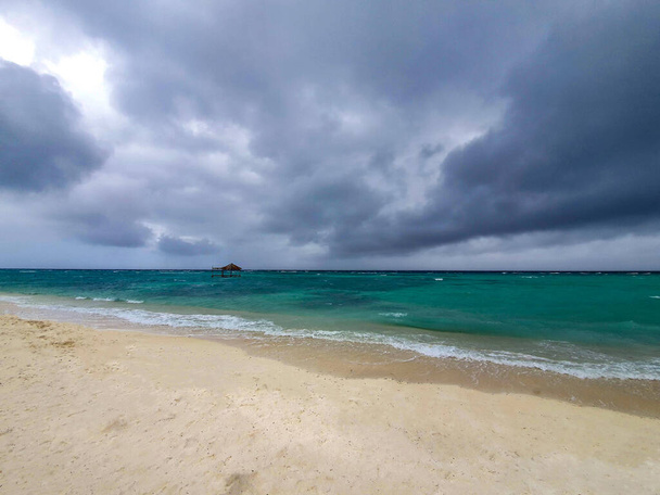 Hatalmas zuhanó hullámok és dühöngő vihar közeledik az egzotikus strandhoz a Maldív-szigeteken. - Fotó, kép
