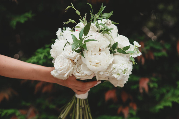 White bridal bouquet of peonies and roses. Scenery for the wedding. - Foto, afbeelding
