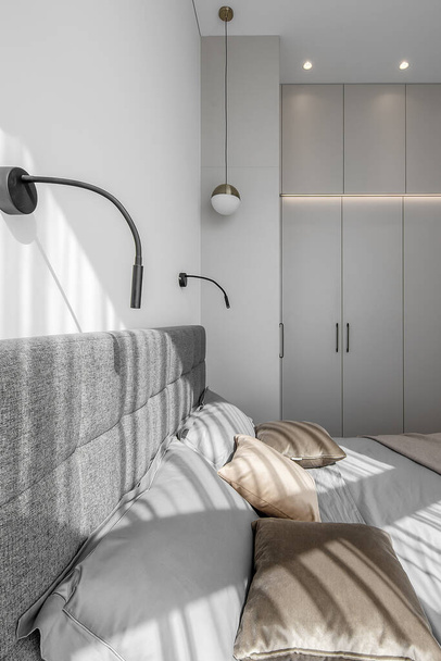 Style minimalisme moderne Chambre à coucher intérieur dans les tons beige et gris - Photo, image