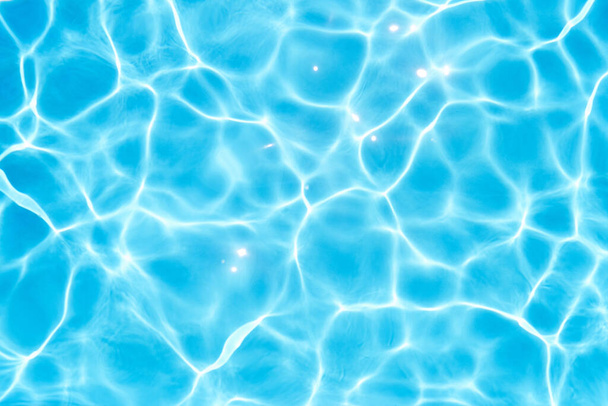 Zář na modré vodě v jezírku. Detailní záběr - Fotografie, Obrázek