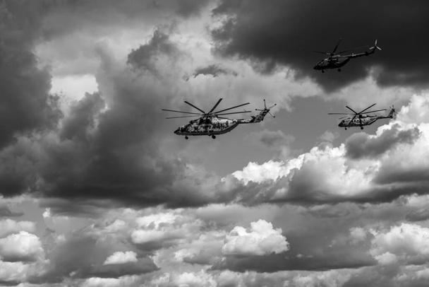   vuelos de demostración de helicópteros de combate modernos en el salón aeroespacial MAKS-21 en Zhukovsky 24 / 07 / 2021  - Foto, imagen