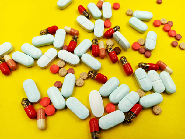 Geneesmiddelen, tabletten en capsules, gesorteerd - Foto, afbeelding