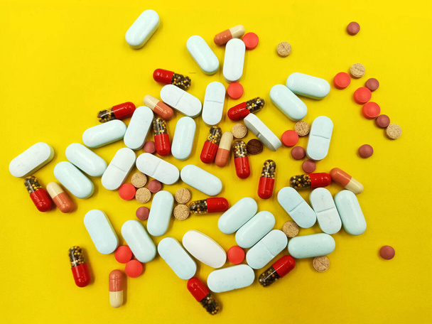Surtido de píldoras, tabletas y cápsulas de medicamentos farmacéuticos - Foto, imagen