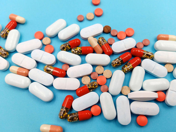 Sortiment farmaceutické medicíny pilulky, tablety a tobolky - Fotografie, Obrázek
