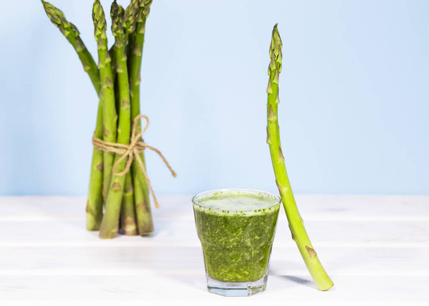 Frullato di asparagi verdi freschi in tavola. Equilibrio cibo galleggiante. Dieta alcalina sana. Equilibrio. Ricevuto. Vegetarismo. Nastro di misura - Foto, immagini