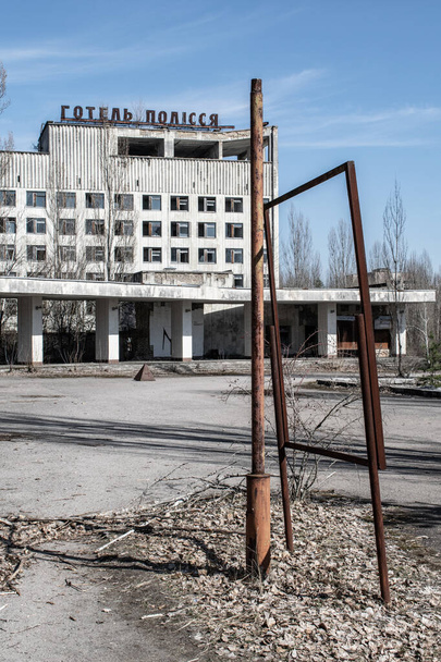 CHERNOBYL, PRIPYAT, UKRAIN-Mart. 30,2019 O hotel Polissya em Pripyat, Chernobyl - Foto, Imagem