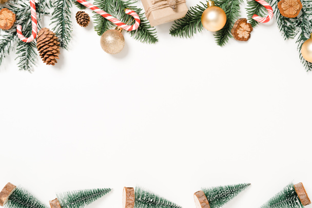 クリスマスの伝統的な組成と新年の休日の季節の最小限の創造的なフラットレイアウト。テキストの空白のスペースで白い背景に冬のクリスマスの装飾を表示します。コピースペース写真. - 写真・画像