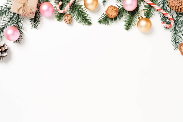 Minimális kreatív lakás feküdt a karácsonyi hagyományos összetétele és az újévi ünnepek. Top view téli karácsonyi dekorációk fehér háttér üres hely a szöveg. Fénymásolás tér fotózás. - Fotó, kép