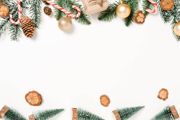 Minimal δημιουργική επίπεδη lay των Χριστουγέννων παραδοσιακή σύνθεση και την περίοδο των διακοπών του νέου έτους. Top view Χριστούγεννα χειμώνα διακοσμήσεις σε λευκό φόντο με κενό χώρο για κείμενο. Αντιγραφή φωτογραφίας χώρου. - Φωτογραφία, εικόνα